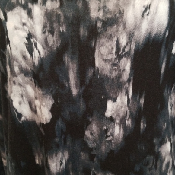 A31 - Simply Vera by Vera Wang 3/4" sleeve top - Picture 2 of 6